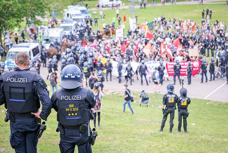 Querdenken Demonstration Karlsruhe am 03.06.2021 in Karlsruhe (Günther Klotz Anlage), Germany 711, 721, Aluhut, Demonstration, Demonstrationsrecht, Freiheit, Friedensbewegung, Gesellschaft, Grundrechte, Hippies, Impfen, Impfgegner, Impfpflicht, Mahnen, Maksenpflicht, Maßnahmengegner, Meinung, Querdenken, Verfassung, Verschwörungstheoretiker, Vorträge, links, rechts, Überwachung