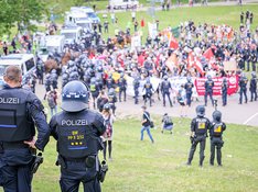 711, 721, Aluhut, Demonstration, Demonstrationsrecht, Freiheit, Friedensbewegung, Gesellschaft, Grundrechte, Hippies, Impfen, Impfgegner, Impfpflicht, Mahnen, Maksenpflicht, Maßnahmengegner, Meinung, Querdenken, Verfassung, Verschwörungstheoretiker, Vorträge, links, rechts, Überwachung